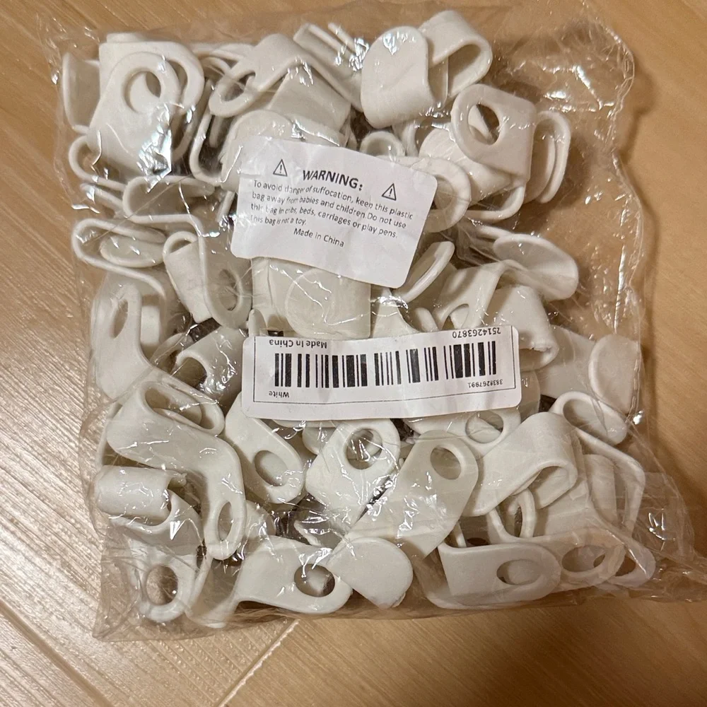 SPACE SAVING CASCADING HANGER HOOK FOR CLOTHES AND USE W/PLASTIC HANGERS AMT: 50 - Picture 2 of 8